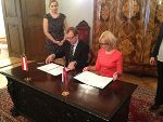 Landesrat Dr. Christian Buchmann und die Vizebürgermeisterin von Košice, Dr. Renáta Lenártová, bei der Unterzeichnung des LOI. © kk