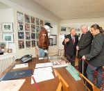 LH Schützenhöfer beim Besuch in Thal bei Graz im Schwarzenegger-Museum