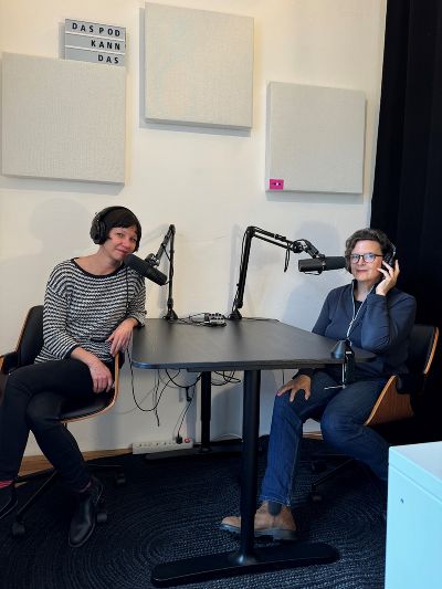 Andrea Scrima mit Lydia Bißmann im Podcast-Studio