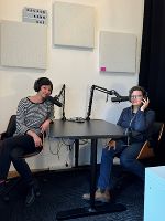 Andrea Scrima mit Lydia Bißmann im Podcast-Studio © DAS POD