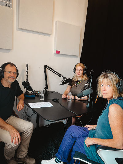 Werner Schandor mit Nastia Khlestova und Johanna Hierzegger im Podcast-Studio