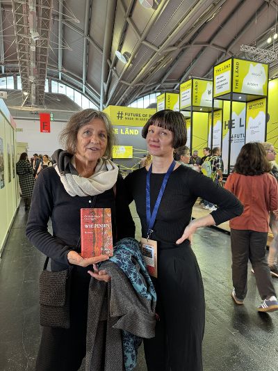 Die Autorin Gertrude Grossegger mit der Kulturjournalistin und Moderatorin Lydia Bißmann auf der Frankfurter Buchmesse 2024. 