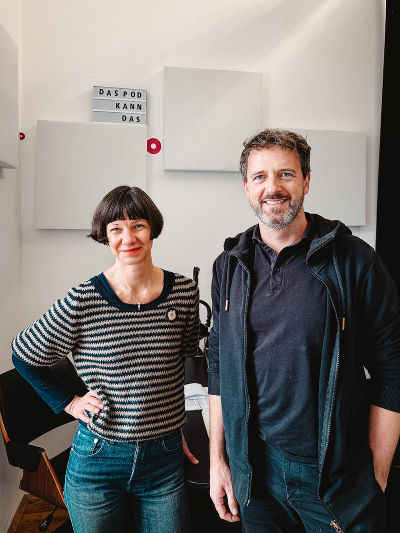 Der Regisseur und Dramatiker Christian Winkler aka Franz von Strolchen mit der Moderatorin Lydia Bißmann. 