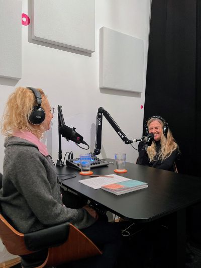 Die Künstlerin Eva Ursprung im Podcaststudio